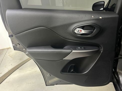 Used 2019 Jeep Cherokee Latitude Plus image 28