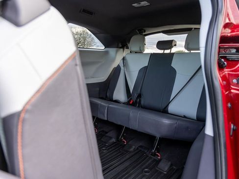 Used 2022 Toyota Sienna XSE FWD image 14