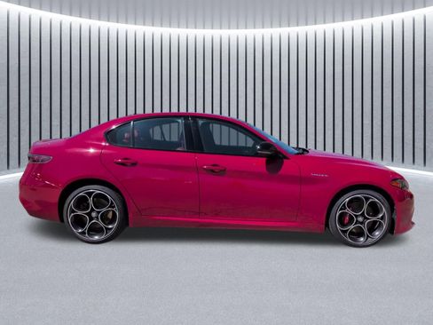 Used 2024 Alfa Romeo Giulia Veloce AWD/4WD image 5