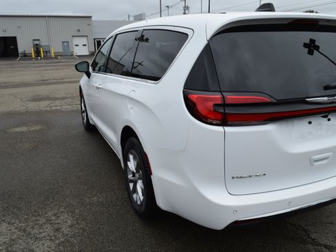 New 2026 Chrysler Pacifica Select image 8