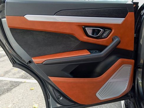 Used 2019 Lamborghini Urus Base image 25