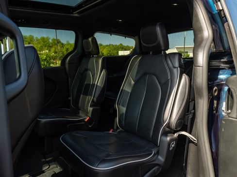 Used 2025 Chrysler Pacifica Limited FWD image 14