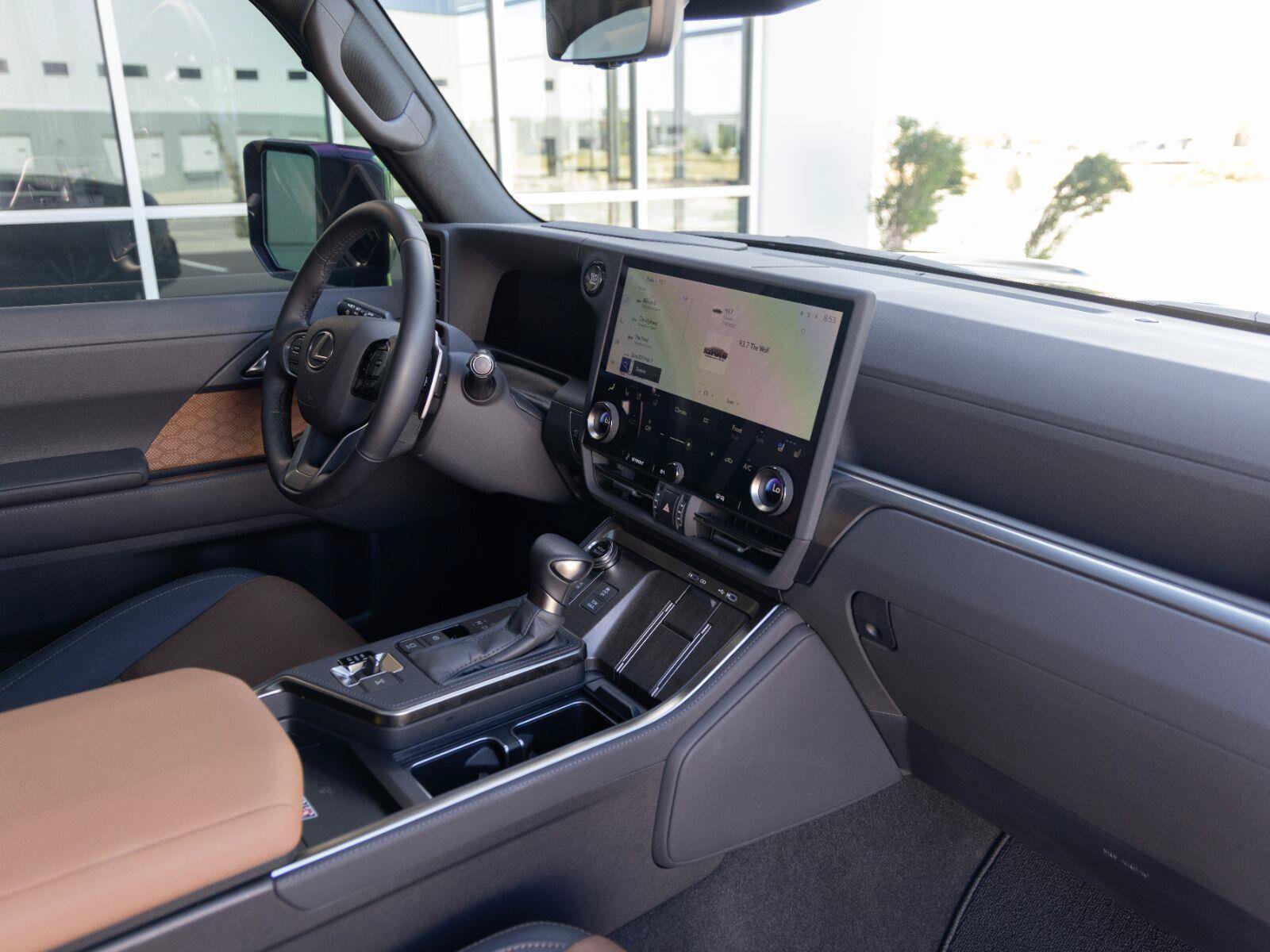 Used 2025 Lexus GX 550 w/ Accessory Package (2T) AWD/4WD image 44