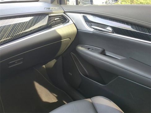 Used 2025 Cadillac XT6 Premium Luxury w/ Technology Package image 21