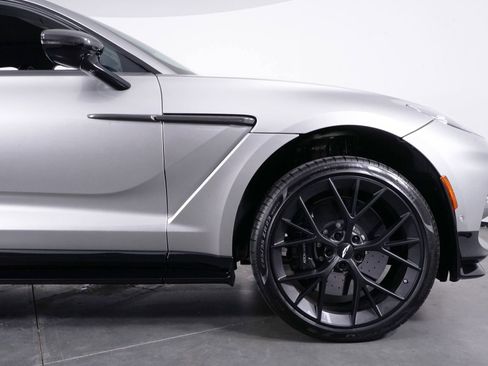 Used 2025 Aston Martin DBX 707 image 12