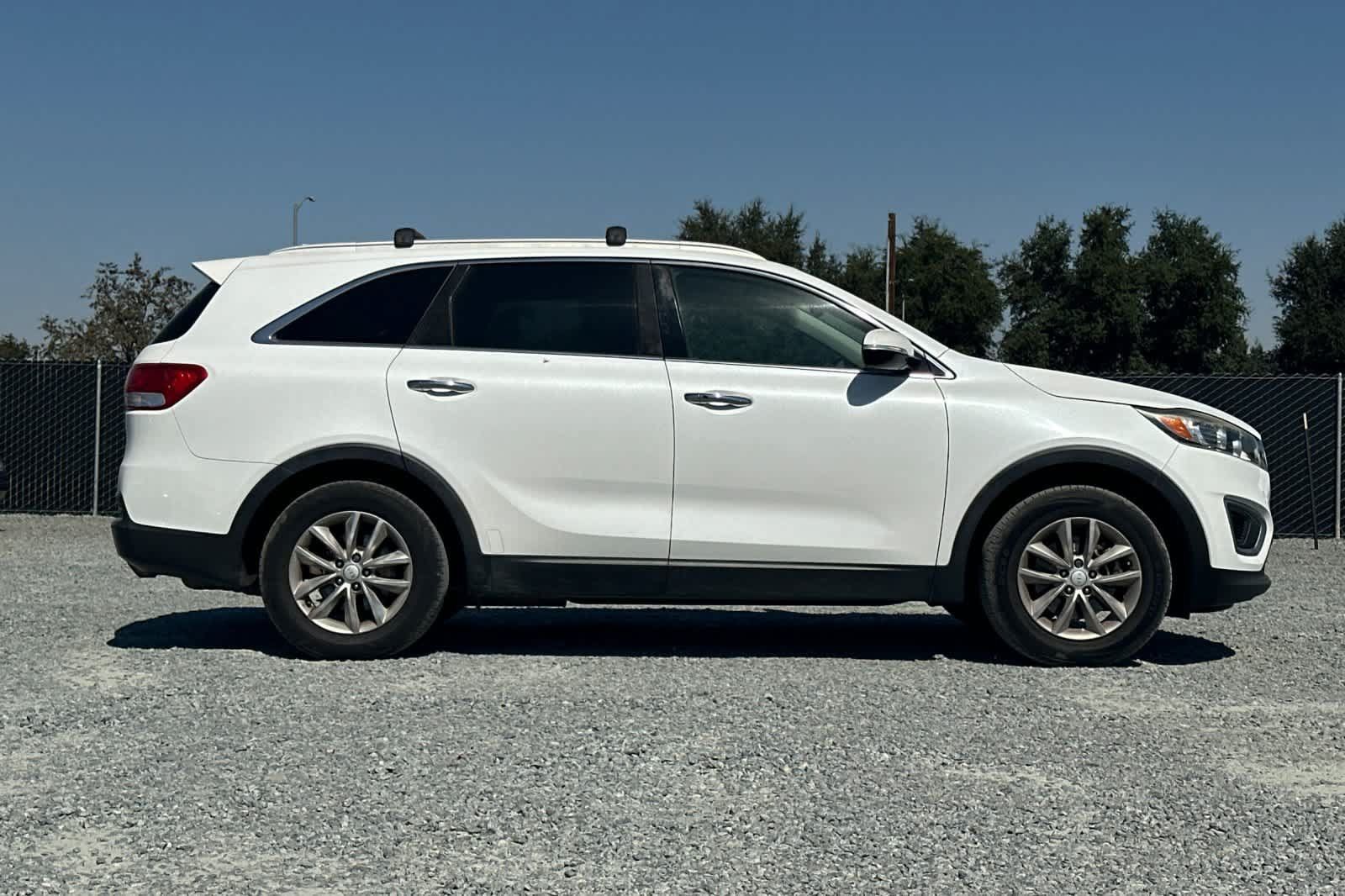 Used 2017 Kia Sorento FWD w/ LX Convenience Package image 9