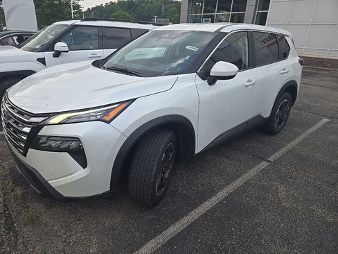 Used 2025 Nissan Rogue SV AWD/4WD image 1