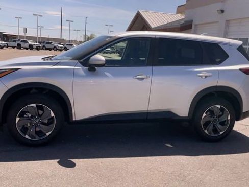 Used 2025 Nissan Rogue SV AWD/4WD image 6