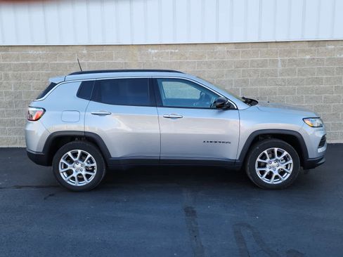 Used 2022 Jeep Compass Latitude image 33