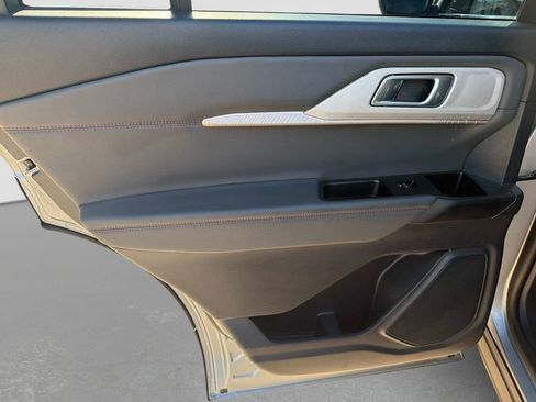 Used 2025 Ford Explorer Active AWD/4WD image 13