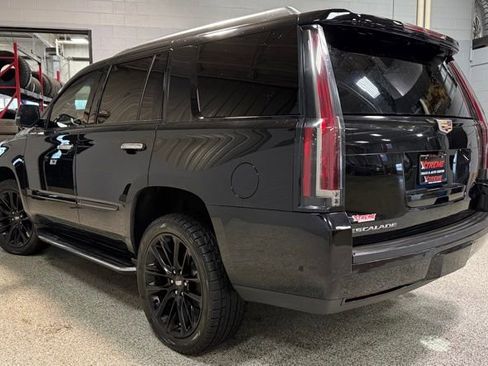 Used 2020 Cadillac Escalade Luxury w/ Escalade Sport Edition AWD/4WD image 4