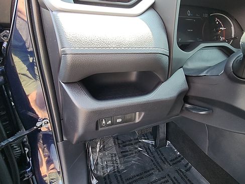 Used 2025 Toyota RAV4 XLE AWD/4WD image 12