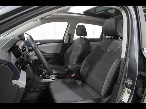 Used 2023 Volkswagen Taos SE w/ Panoramic Sunroof Package AWD/4WD image 5