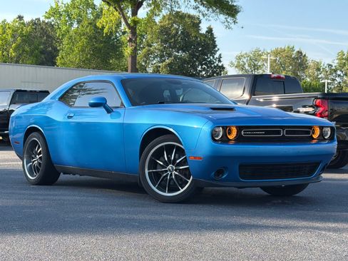 Used 2019 Dodge Challenger SXT RWD image 2