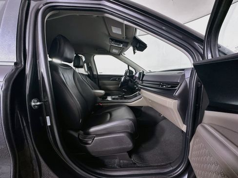 Used 2025 Kia Carnival FWD image 32
