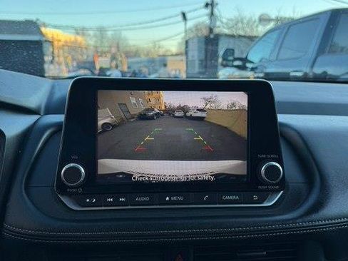 Used 2024 Nissan Rogue S image 15