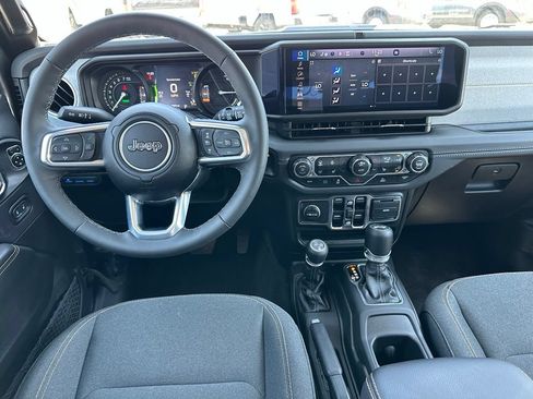 Used 2025 Jeep Wrangler Unlimited Sahara AWD/4WD image 4