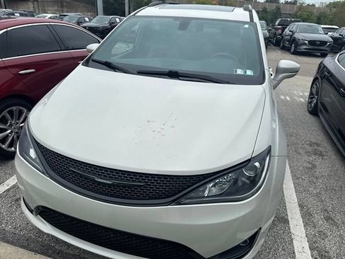 Used 2020 Chrysler Pacifica Limited w/ S Appearance Package FWD image 9