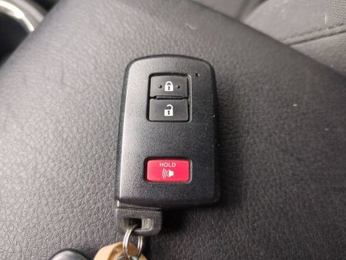 Used 2018 Toyota Tacoma TRD Off-Road AWD/4WD image 34