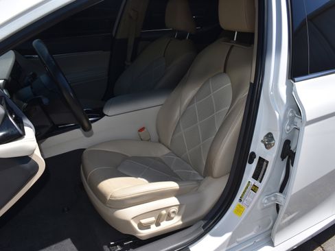 Used 2019 Toyota Camry XLE image 25