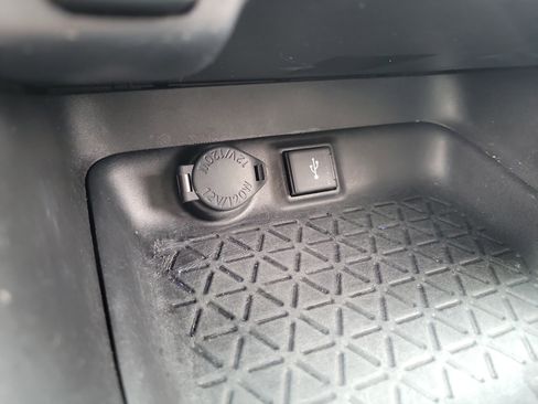 Used 2021 Toyota RAV4 LE image 34