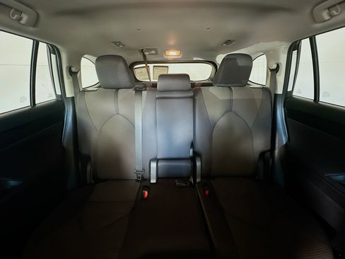 Used 2024 Toyota Highlander LE image 30