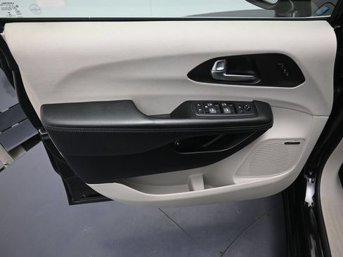 Used 2020 Chrysler Pacifica Limited FWD image 9