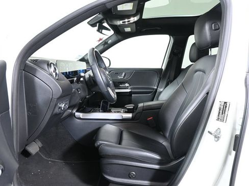 Used 2023 Mercedes-Benz GLB 250 4MATIC image 3