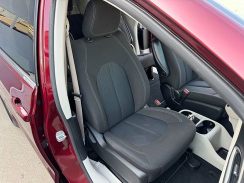 Used 2022 Chrysler Voyager LX FWD image 31