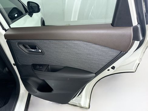 Used 2023 Nissan Rogue SV image 28