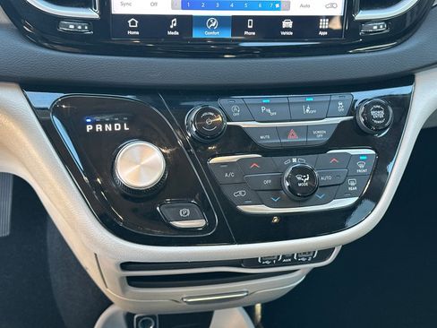 Used 2024 Chrysler Pacifica Touring-L image 29