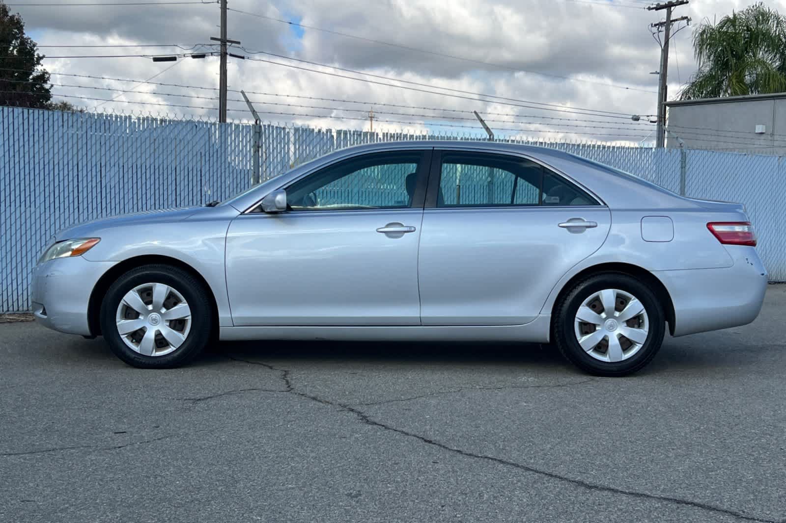 Used 2009 Toyota Camry LE FWD image 2