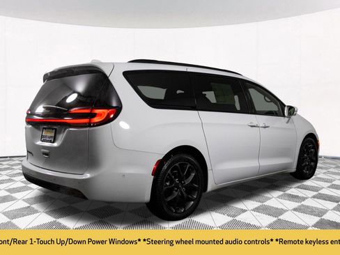 Used 2021 Chrysler Pacifica Touring-L w/ Uconnect Theater Family Group image 19