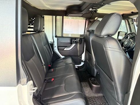 Used 2018 Jeep Wrangler Unlimited Rubicon w/ Connectivity Group image 16