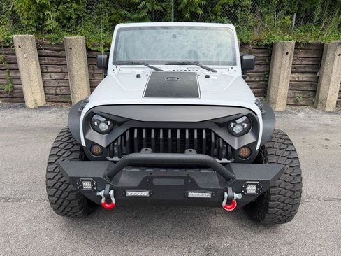 Used 2016 Jeep Wrangler Unlimited Sahara w/ Connectivity Group AWD/4WD image 2