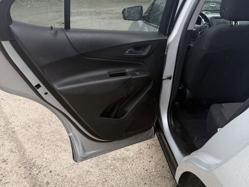 Used 2022 Chevrolet Equinox LT w/ Driver Convenience Package image 17