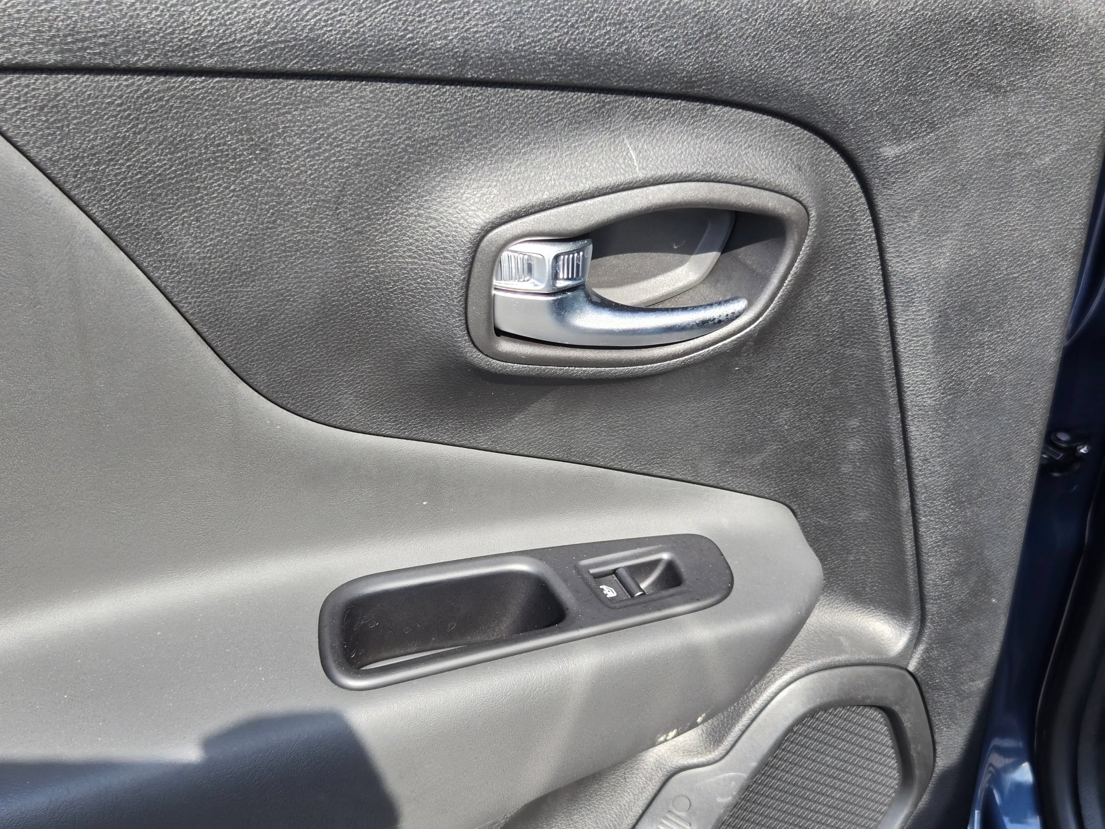 Used 2022 Jeep Renegade Latitude AWD/4WD image 34