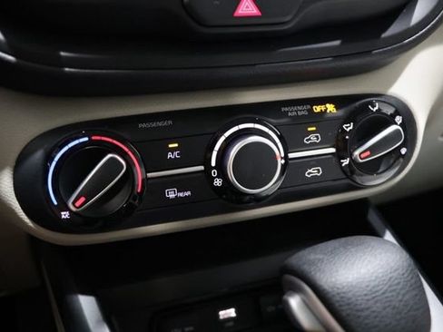 Used 2025 Kia Soul LX w/ LX Technology Package FWD image 26