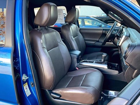 Used 2016 Toyota Tacoma Limited image 8