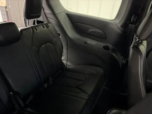 Used 2025 Chrysler Pacifica Select FWD image 17
