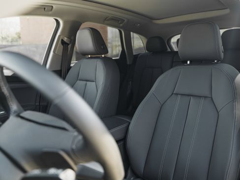 Certified 2025 Audi Q5 Premium w/ Convenience Package image 21