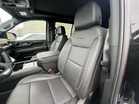 Used 2025 GMC Yukon Denali w/ Sun & Power Step Package image 17