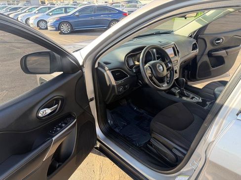 Used 2019 Jeep Cherokee Latitude w/ Popular Appearance Group FWD image 10