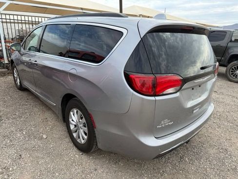 Used 2017 Chrysler Pacifica Touring-L FWD image 4