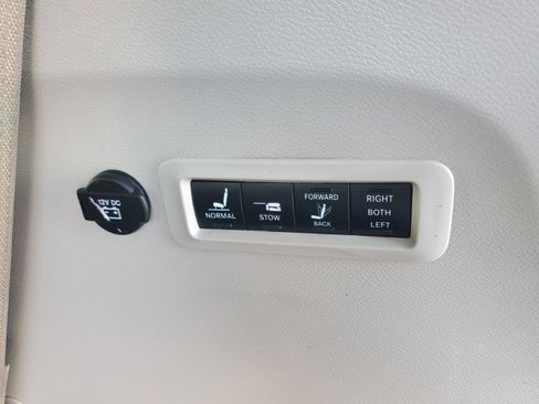 Used 2019 Chrysler Pacifica Limited image 41