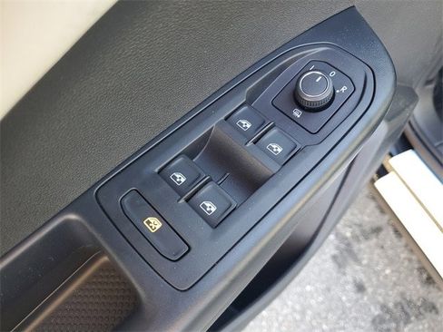 New 2026 Volkswagen Taos SE image 14