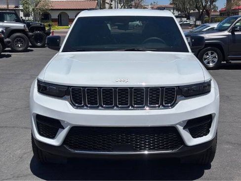 Used 2025 Jeep Grand Cherokee Laredo AWD/4WD image 8