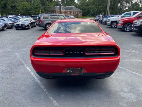 Used 2016 Dodge Challenger SXT image 7