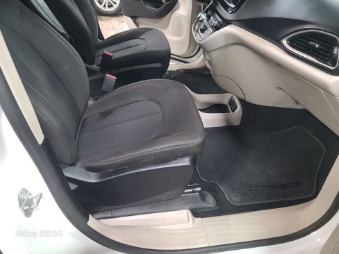 Used 2017 Chrysler Pacifica LX image 16