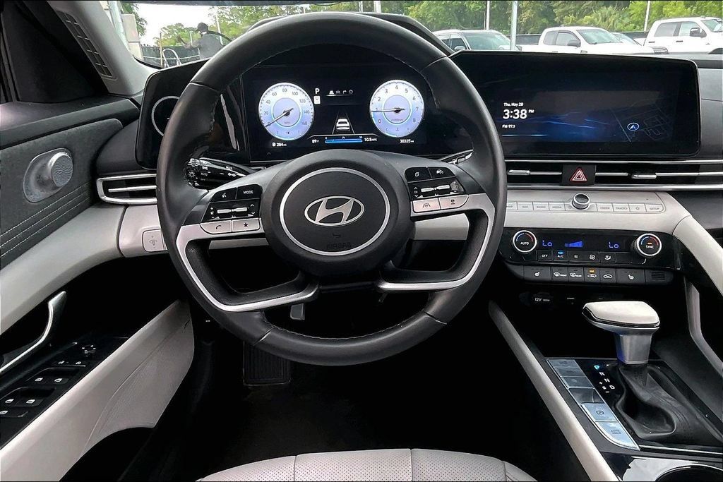 Used 2025 Hyundai Elantra Limited FWD image 8